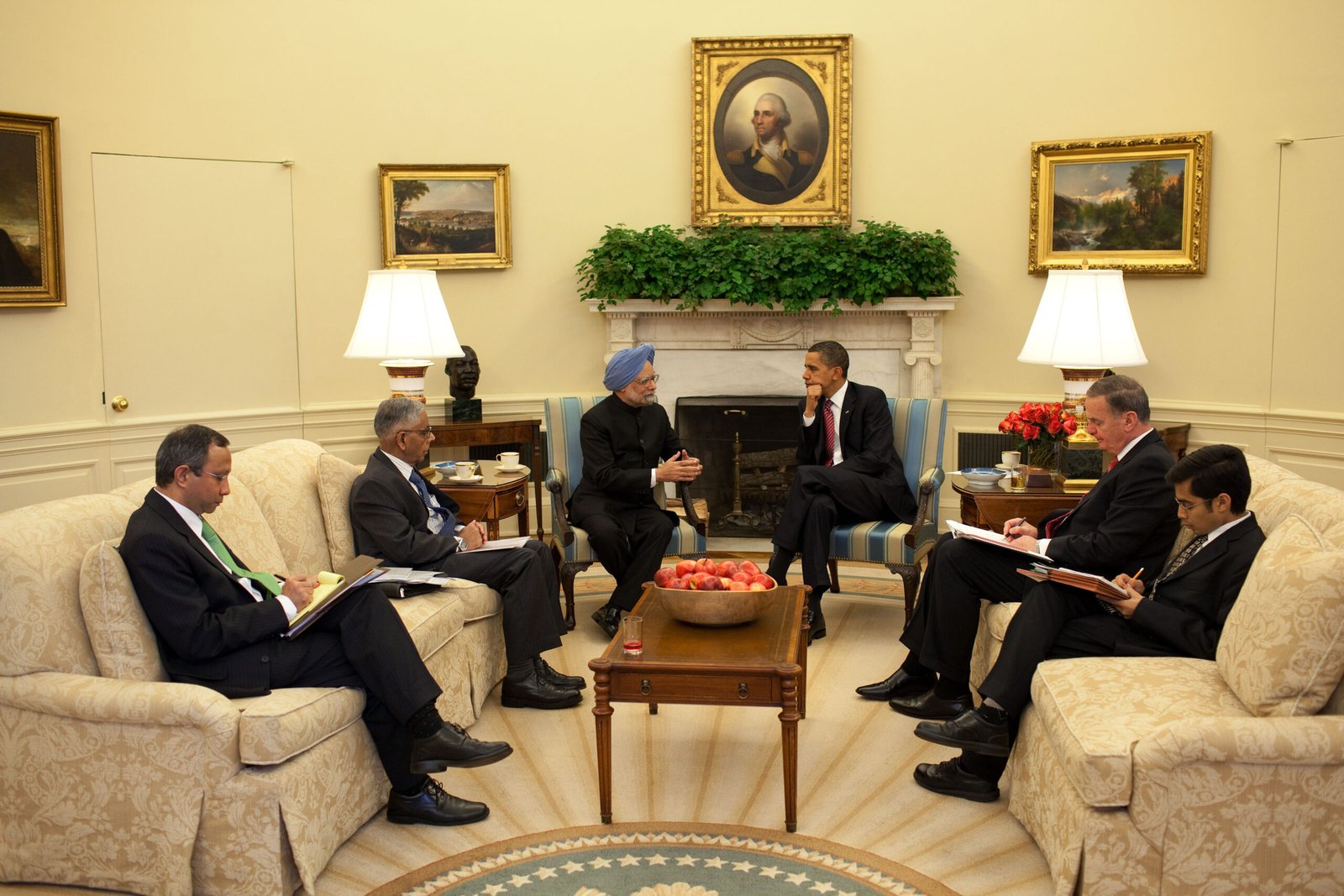 Dr Manmohan Singh and President Barack Obama meeting in the Oval Office on 24 November 2009